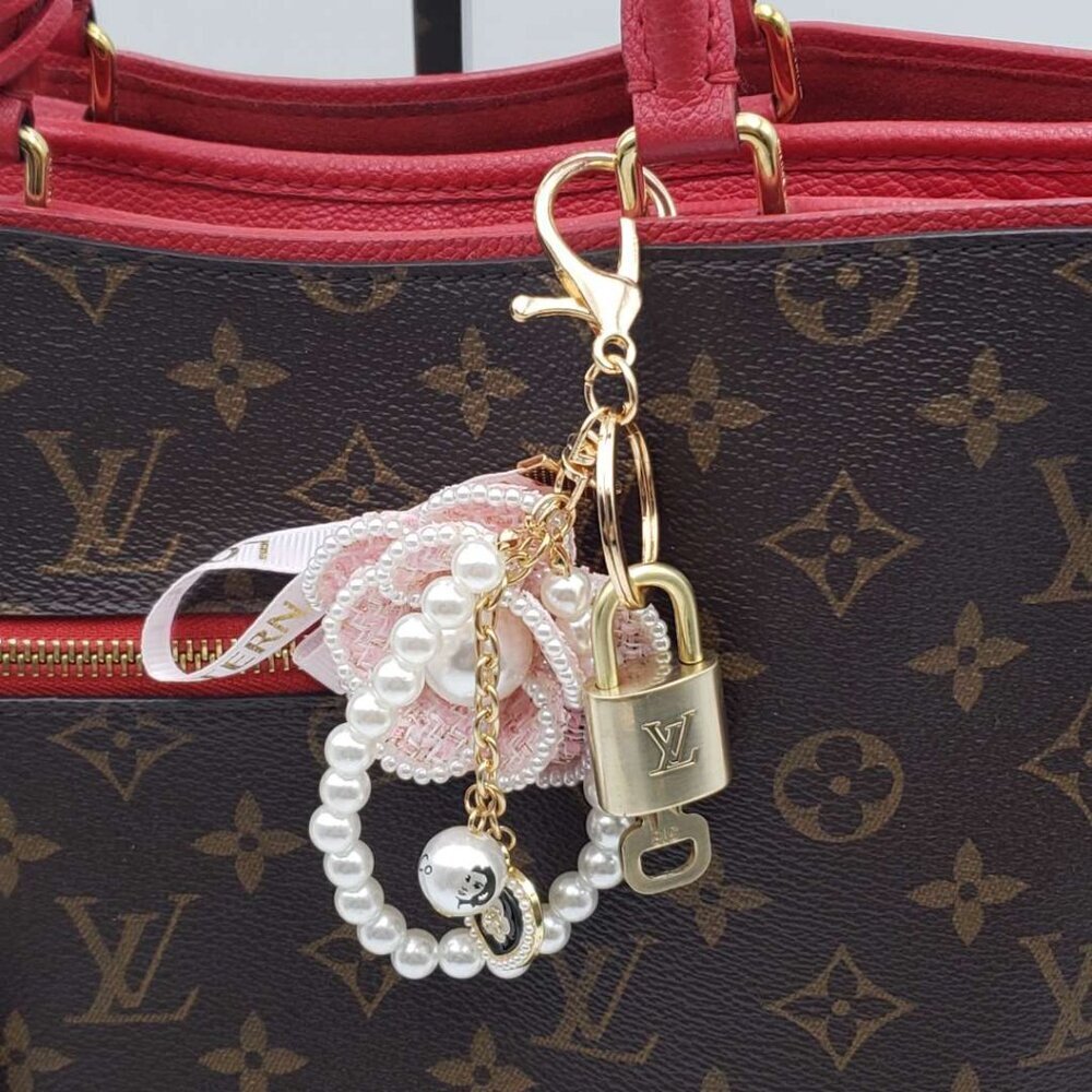 LV Gold Padlock Authentic 🔑 Luxury Bag Charm w/ Unbranded Flower Keychain - Picture 3 of 6